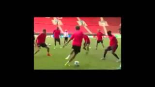 Muller imitates Ronaldo dribble in Bayern training!