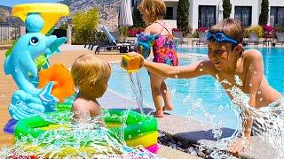 Wasserspielzeuge. Lehrreiches Spielzeug Video für Kinder. Spielspaß im Planschbecken.