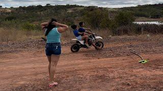 BRUTINHO E SUA MULHER FAZEM O PIOR BAGAÇO COM A MINI MOTO E SUA MAE SURTA