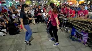 JOGET KEREN MBAKE KAOS HITAM -- PIKIR KERI -- ANGKLUNG RAJAWALI MALIOBORO YOGYA