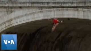 Italians Dive into Tiber River in New Year Tradition