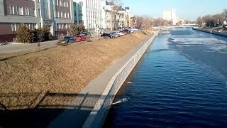 Слив воды в канал в Астрахани в центре города.