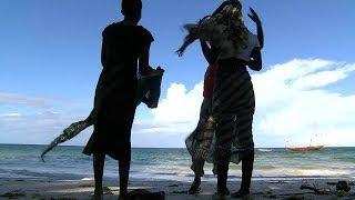 أطفال كينيون يمارسون الجنس مع السياح من أجل مبالغ مغرية
