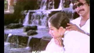 En Iniya Ponn Nilaavae (Moodu Pani - 1980)