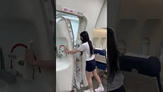 비행기 도어 열어보기🫶#shorts #reels #브이로그 #승무원 #승무원학원 #항공과 #항공과준비생 #vlog #비행기