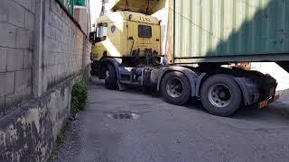 좁은 골목 40피트 콘테이너 트레일러 후진, #경사있음 #운전실력대박 #container truck #back up the car #A narrow alley reverse