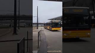 Postauto beim Busbahnhof des Flughafen Zürich Kloten