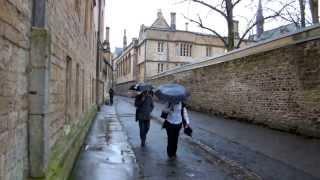 3.OxfordInside. Дождливое утро Оксфорда. Люди идут на работу. Oxford University.