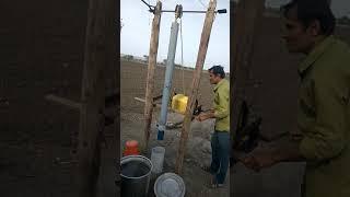 Borewell Water Pumping without Electricity by farmer.! विना वीज कुपनलिकेतील पाणी काढण्याचा शोध..