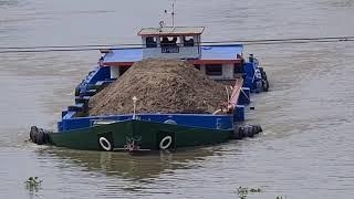 Cảnh xà lan chở cát chạy trên sông ở miền Tây/The scene of the barge carrying sand on the river
