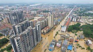 Китай ушел под воду из-за проливных дождей. Оползни сошли на жилые дома и предприятия