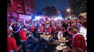 Konzert auf dem Beatles-Platz: Hunderte Fans tanzen mit Hamburger Band „Meute“