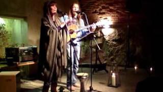 Outi & Lee "Freedom Is Coming" English Kärntner Dialekt Traditional Gospel Song