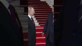 Путин не пожал руку Си