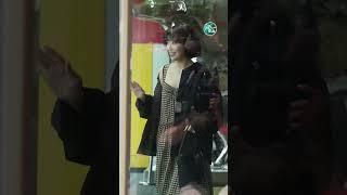 포토월 입장하는 최수영