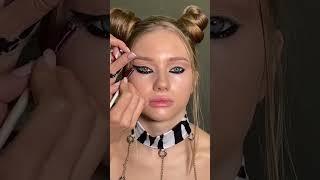 Işıltılı siyah eyeliner ve göz kalemiyle makyaj