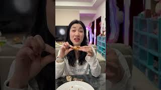 爸爸偏心鸡腿给妈妈！女儿负气出走，谁知父女暗度陈仓吃大餐？妈妈偷藏美食反被抢，爸爸竟自己先炫光【东东一家】