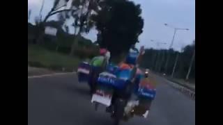 Viral..! Pedagang Pentol Keliling balapan ala² Moto GP .. Rosiiiiii petjah....