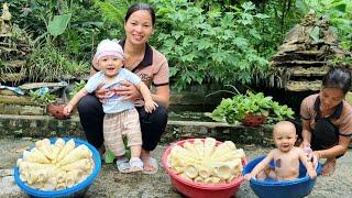 Harvest bamboo shoots and bring them to the market to sell and bathe the baby - live with nature