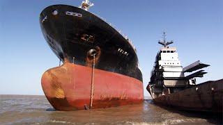 世界上最大的拆船工廠，高達40000人徒手拆船，6個月拆解一艘船能養活500人