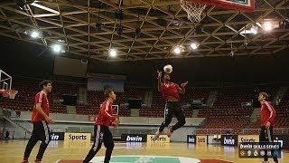 FC Bayern München stars show off their skills... on the basketball court!