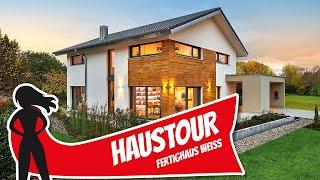 Haustour: Neues Musterhaus mit Carport von Fertighaus Weiss bei München | Hausbau Helden