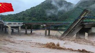 A Moment Ago! Bridges collapsed in China! tons of water destroyed Cars and houseverything in Shaanxi