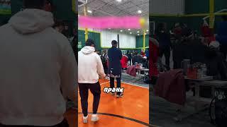 Прикалываются над своим тренером 