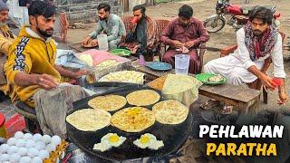 NATIONAL CHAMPION PEHLWAN SELLING SAAG ALOO PARATHA ROADSIDE | ABIS FOOD EXPLORER