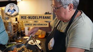 Mie-Nudelpfanne mit Gemüse und Hähnchen