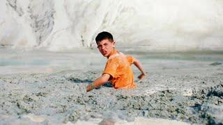 【Full Version】Boy gets stuck in the mud and can't move, but his companions think he's joking.