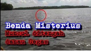 Detik - detik Munculnya benda aneh di tengah danau Gegas