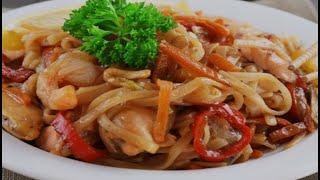 Домашняя лапша с тунцом под китайским острым соусом.
