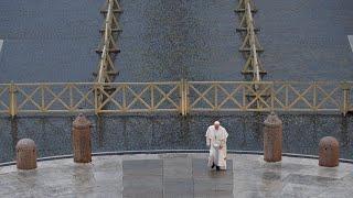 Francisco llega a la Plaza de San Pedro vacía y bajo una lluvia HD