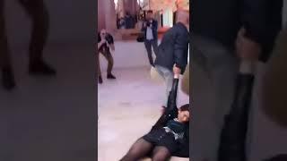 У французских жандармов какая-то непреодолимая тяга таскать по земле, полу и асфальту протестующих?