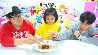 Boram eating Pororo Black Noodle