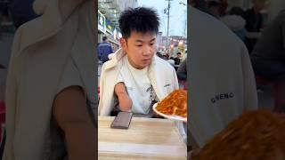 Behinderter Mann erfindet eine Lösung zum Essen #shorts