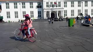 Main sepeda di Kota Tua