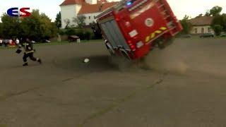 Feuerwehrfahrzeug kippt bei Übung durch zu hohe Geschwindigkeit um - Ansicht #2