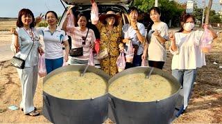 Hộp cháo yêu thương| Nhóm Tố Lê nấu nồi cháo khổng lồ tặng cho người bệnh ở Vạn Ninh