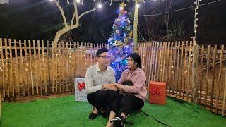 kind Engineer creates surprises for a single mother (tieu ly) and helps her prepare for Christmas.