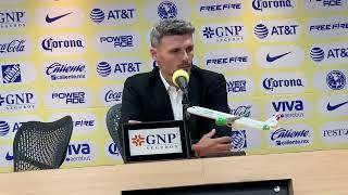 Fernando "Tano" Ortiz renuncia en la conferencia de prensa después de la derrota 2-4 ante Chivas