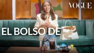 Danna Paola revela las miles de cosas que guarda su bolso |El bolso de| Vogue México y Latinoamérica