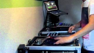 Dj Three-D Akai Mpd24 Scratch Live practicing HQ