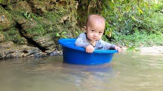 wash clothes in river water,Bringing wood to the farm to build a new house