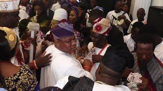 IYALAJE OODUA HUSBAND WITH OONI OF IFE ON STAGE TO EMBRACE IYALAJE OODUA AS SUNNY ADE PRAISES THEM