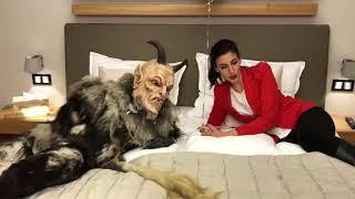 Der Krampus kriegt ein FENNOBED von der Frau Nicolaus