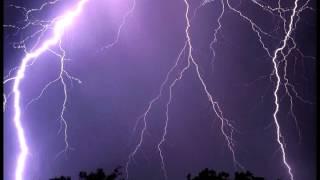 Thunderstorm sound effect - close