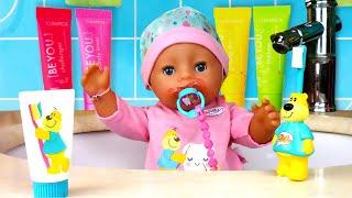 Baby Born putzt sich die Zähne. Spielzeug Video mit Puppen.