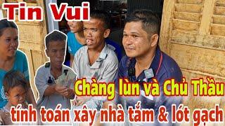 Thợ xây đến nhà chàng Lùn tính toán xây nhà tắm và lót nền